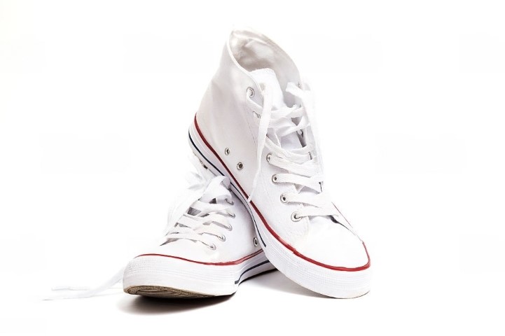 Nettoyer des chaussures blanches : 10 idées efficaces avec produits maison
